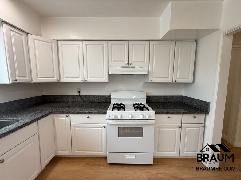 Building Photo - 13129 Oxnard St