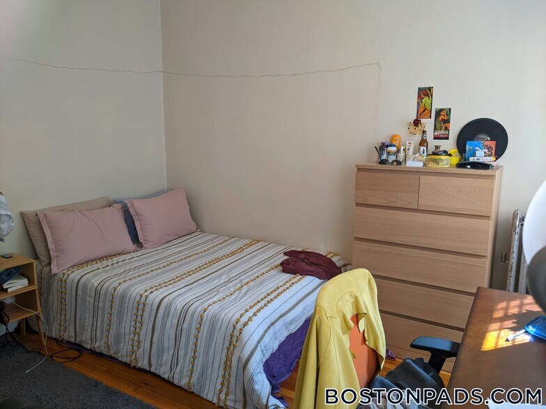 Building Photo - 16 Fuller St