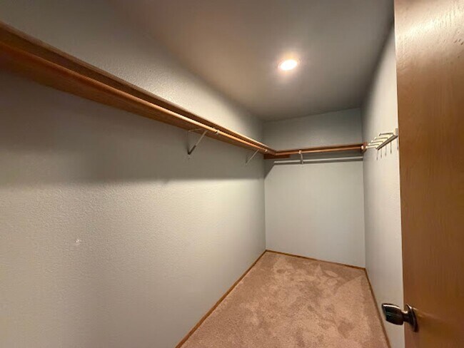 Building Photo - Spacious living with city access 3 bed 2 bath rambler!