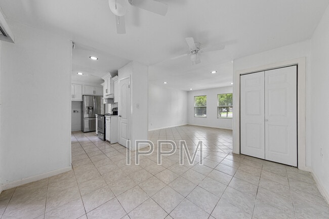 Building Photo - 717 E Jim Hogg Ave