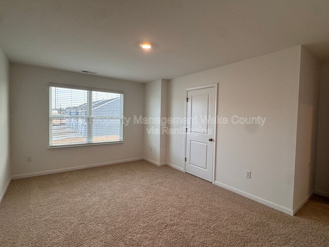 Building Photo - 407 Belgian Red Wy