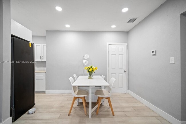 Building Photo - 16101 NE 11th Ave