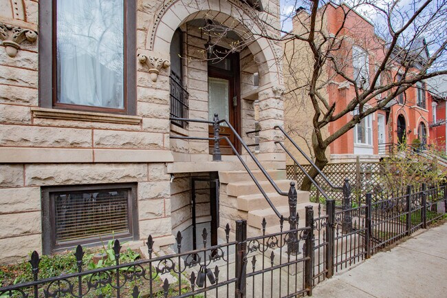 Building Photo - 622 W Briar Pl