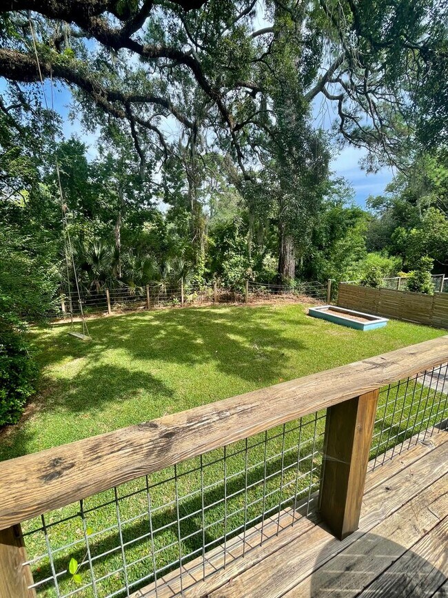 Building Photo - 10 Oak Forest Dr
