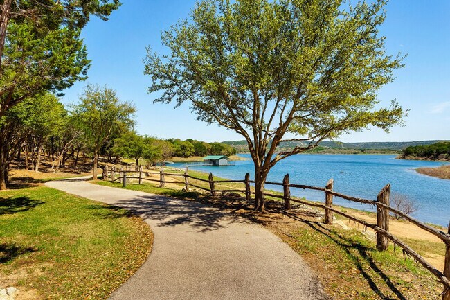 Building Photo - 18004 Edgewood Way