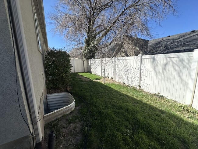 Building Photo - Large 4 bedroom end unit with fully fenced yard is a must see!!