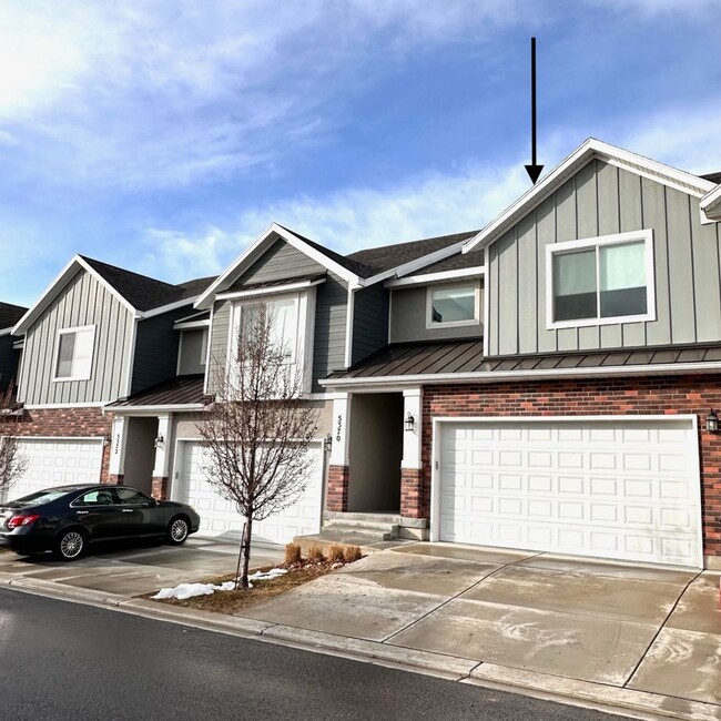 Building Photo - Beautiful townhome walking distance to eve...