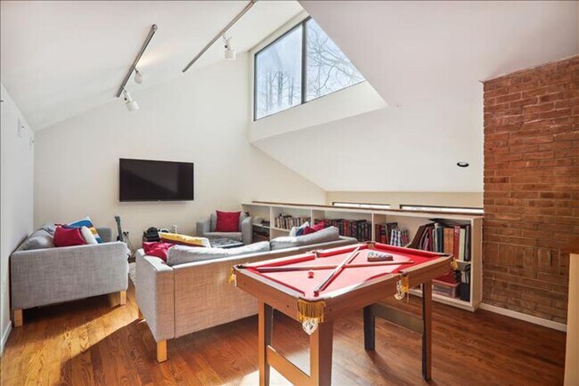 Building Photo - Uniquely located, and beautifully appointe...