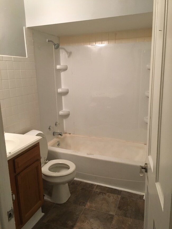 Building Photo - $1350.00 3 Bedroom 2 Bathroom