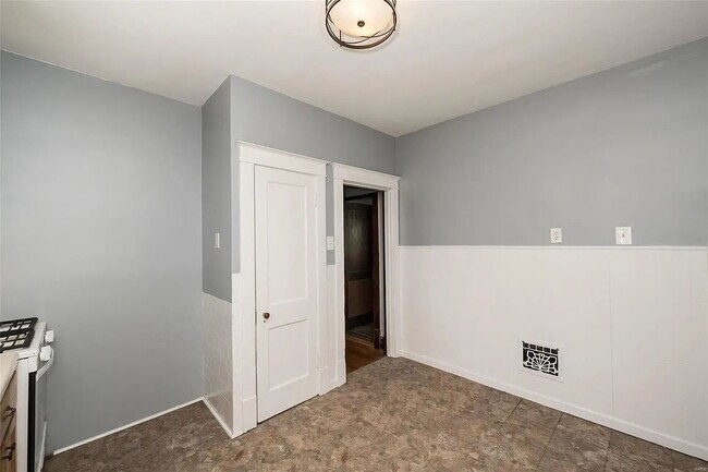 Building Photo - "Charming 2-Bed Duplex Retreat on Pennsylvania Ave – Spacious 1170 Sq Ft in Vibrant St. Louis!"