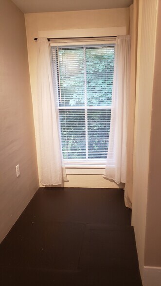 Building Photo - 155 Lincoln Ave