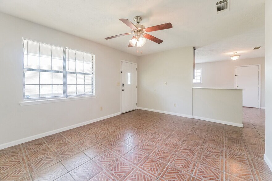 Building Photo - 1061 Lombardy Way