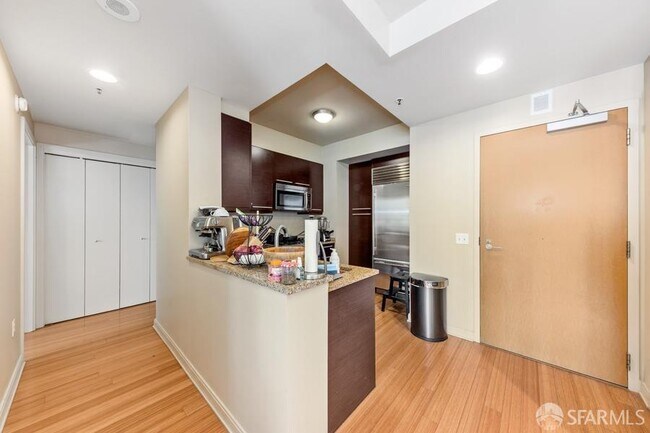Building Photo - 425 1st St