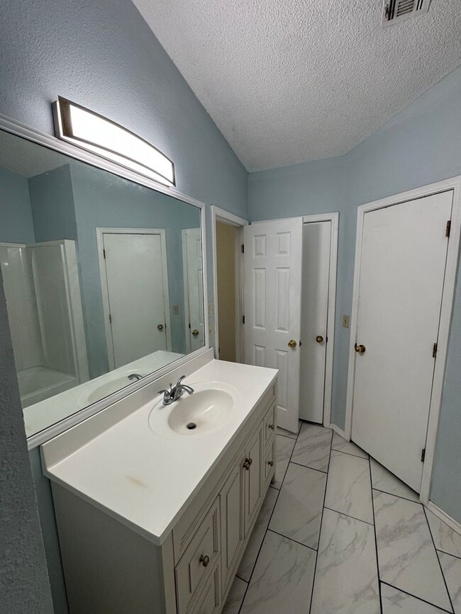 Building Photo - 3 Bedroom 2 Bath Beautiful home $ 1,750