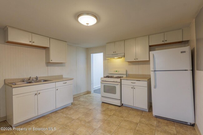 Building Photo - 623 E Elm St