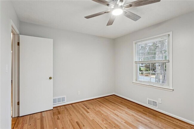 Building Photo - 3436 Brookview Dr