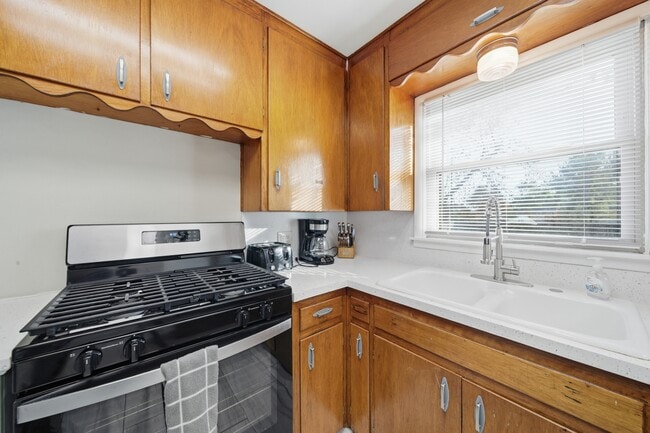 Building Photo - 702 E Karma Ave