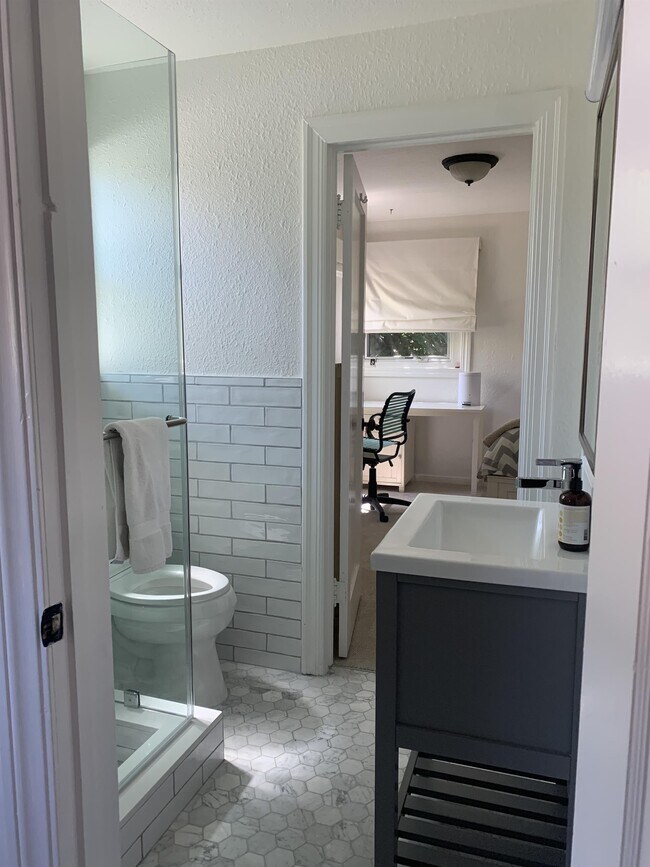 Building Photo - 531 Tamalpais Dr