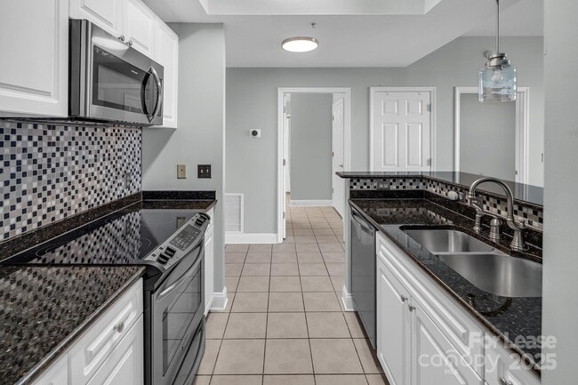 Building Photo - 300 W 5th St