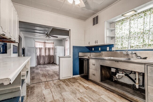 Building Photo - 912 E 31st St