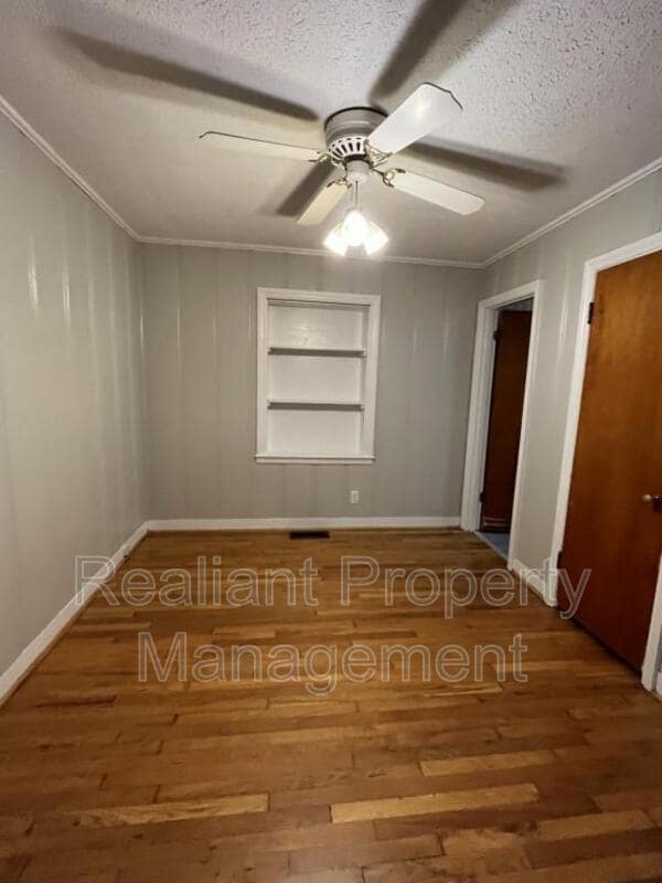 Building Photo - 1940 Pershing Rd