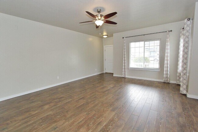 Building Photo - Spacious Home in Quiet Neighborhood