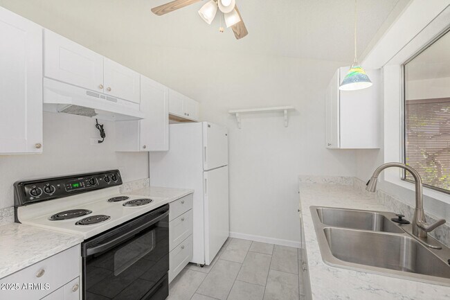 Building Photo - 1813 E Grandview Rd