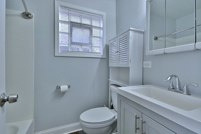 Building Photo - 7103 W Devon Ave