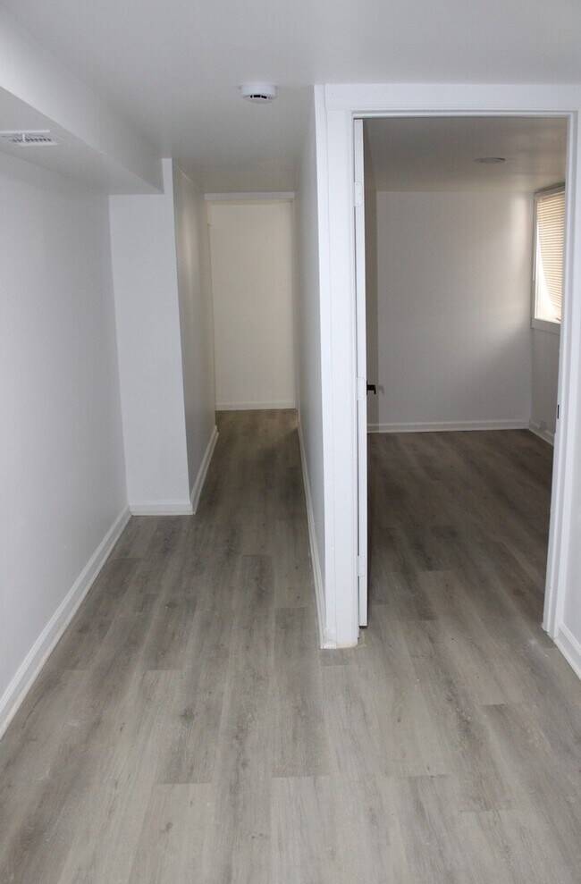 Building Photo - Large 5 bed 2 full bath Home in Independence