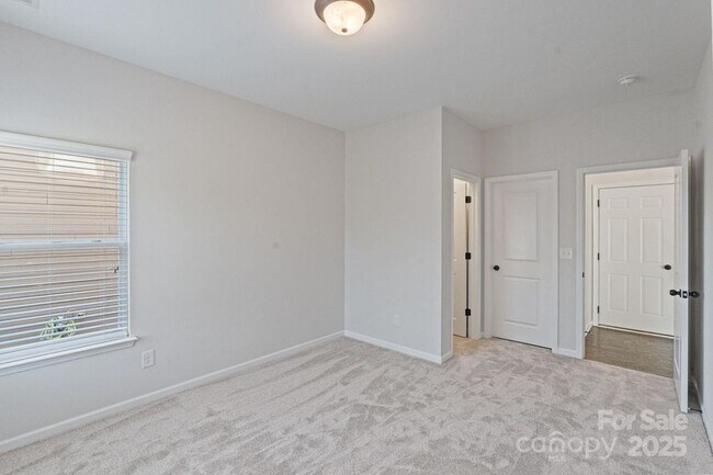 Building Photo - 2076 Waverly Ct