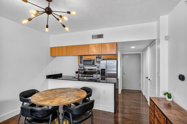 Building Photo - 1750 N Bayshore Dr