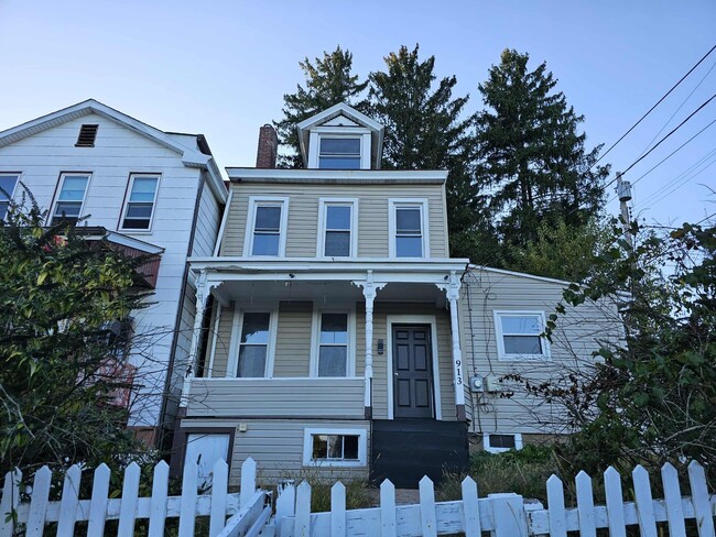 Building Photo - Beautiful 4 Bed, 1 Bath Home for Rent- Spa...