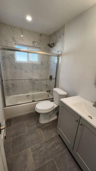 Building Photo - 988 El Camino Dr