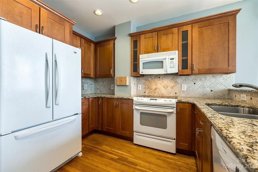 Building Photo - 127 N Tryon St