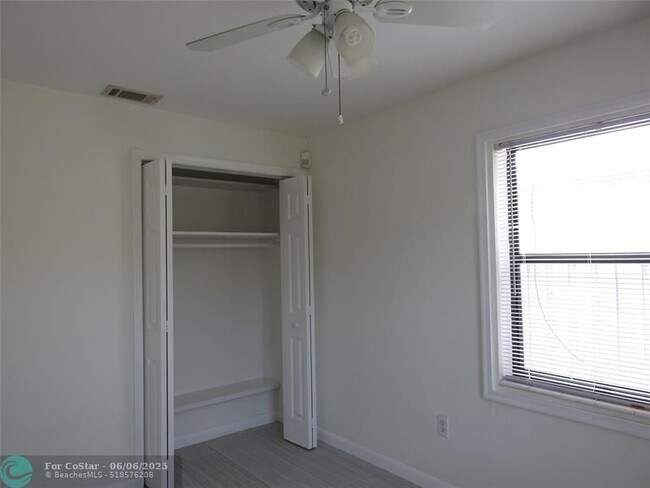 Building Photo - 1534 SW 10th Ave
