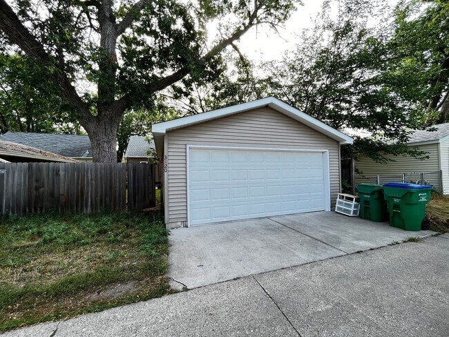 Building Photo - 3120 Jersey Ave S