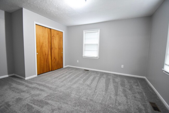 Building Photo - Available Now! 3 Bedroom 1.5 Bathroom- no ...