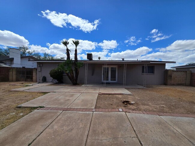 Building Photo - 2527 S Rita Ln