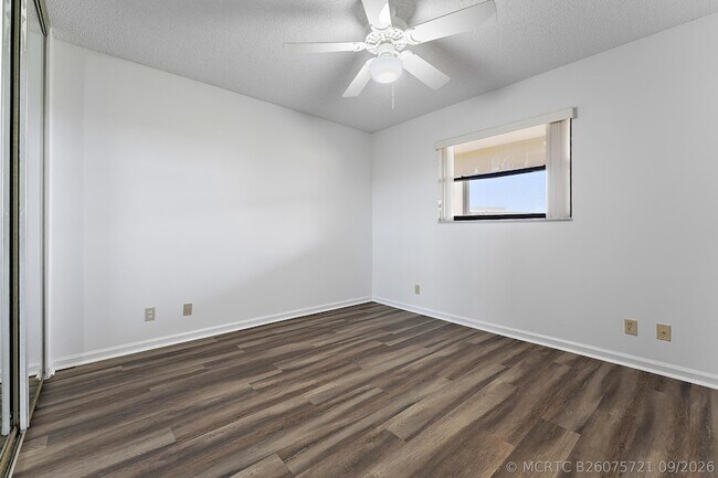 Building Photo - 700 Uno Lago Dr