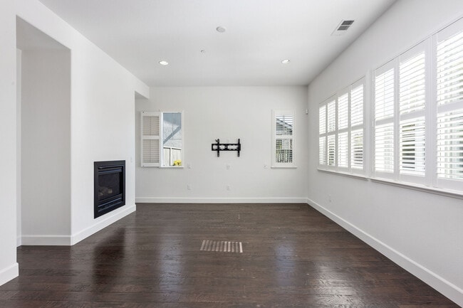 Building Photo - 1680 Southview Dr