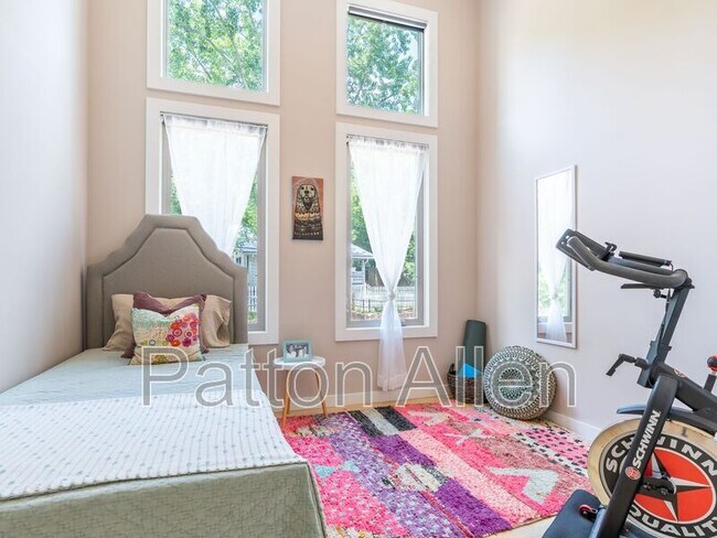 Building Photo - 206 Waynesville Ave