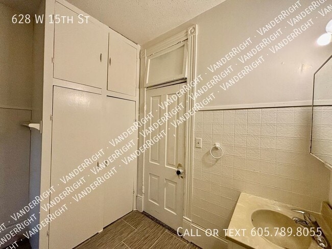 Building Photo - 628 W 15th St
