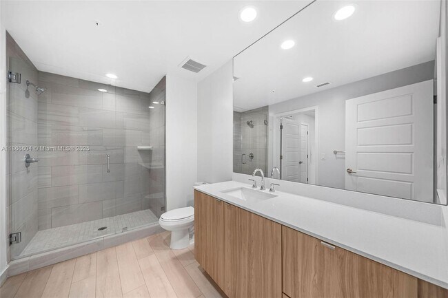 Building Photo - 555 NE 8th St
