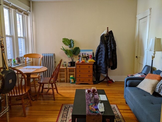 Building Photo - Amazing 3 bed in Coolidge Corner...