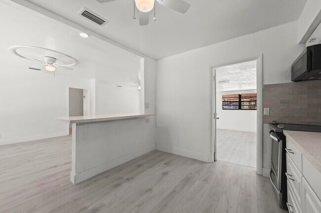 Building Photo - 930 N K St