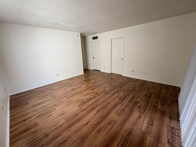 Building Photo - Eastside townhome, convenient location