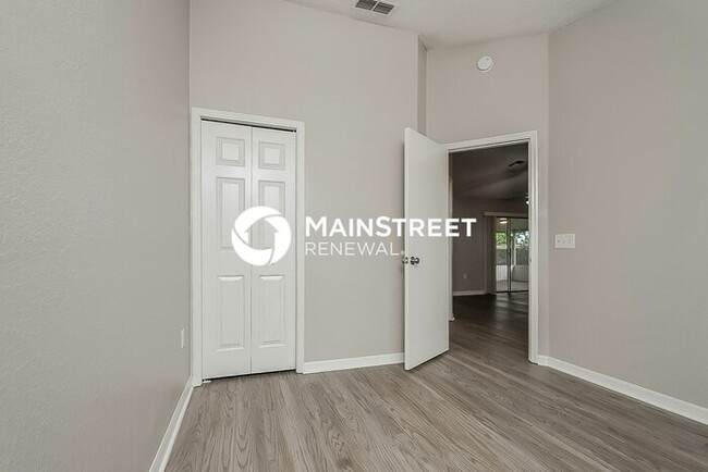 Building Photo - 3 Bedroom Pet-Friendly Home in Winter Have...