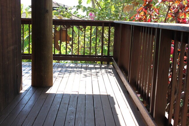 wrap around wood lanai - 3442 Keha Dr