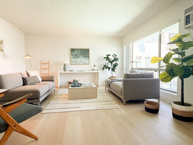 Building Photo - Townhouse Aparts