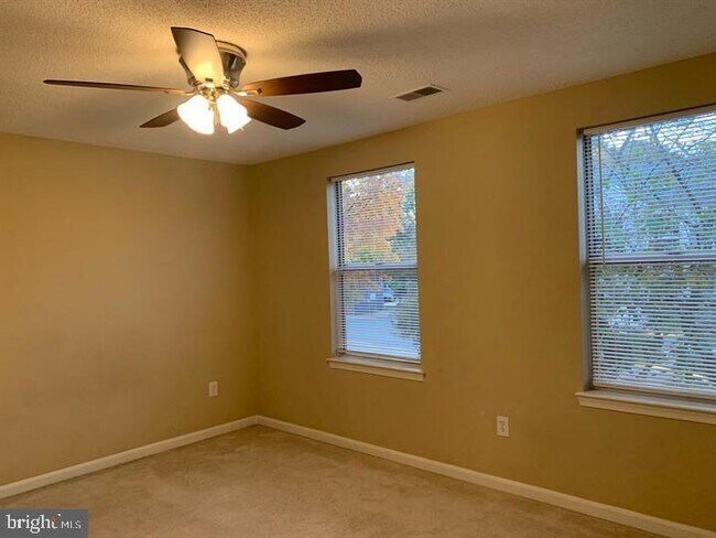 Building Photo - 10010 Vanderbilt Cir